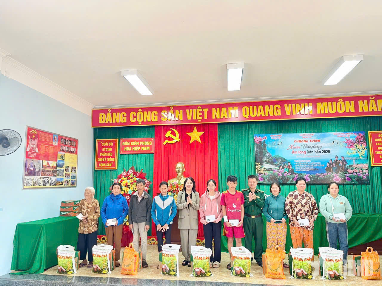 Bộ đội Biên phòng tỉnh Đắk Lắk gói bánh chưng, trao tiền tặng dân sửa nhà đón Tết